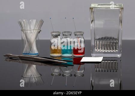 Dünnschichtchromatographie (TLC) ist eine sehr häufig verwendete Technik in der synthetischen Chemie zur Identifizierung von Verbindungen, Bestimmung ihrer Reinheit und Folio Stockfoto