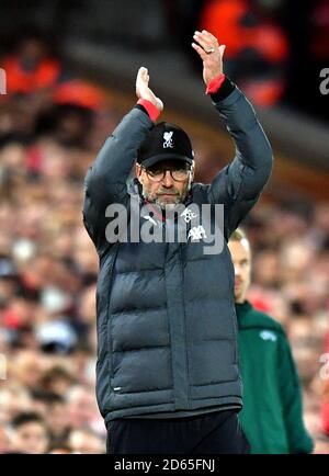 Liverpools Manager Jurgen Klopp lobt sich auf der Touchline Stockfoto