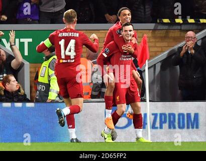 Liverpools Andrew Robertson (rechts) feiert den zweiten Treffer seiner Seiten Des Spiels mit Trent Alexander-Arnold und Jordan Henderson Stockfoto