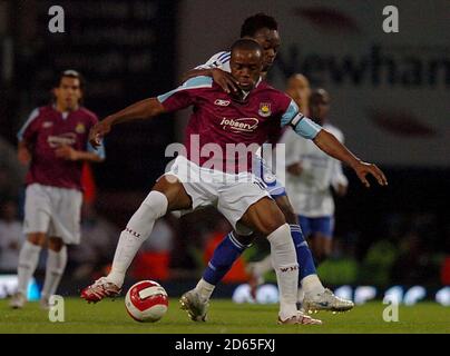 West Ham United's Nigel REO-Coker (vorne) und Chelsea's Michael Essien kämpfen um den Ball. Stockfoto