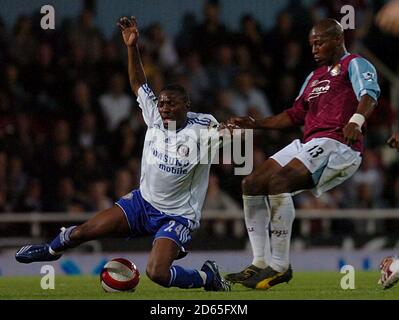 Chelsea Shaun Wright-Phillips (links) und West Ham United Luis Boa Morte kämpfen um den Ball. Stockfoto