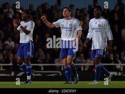 Chelsea's Didier Drogba (links) feiert erzielte seine Seiten vierten Tor des Spiels, mit Teamkollegen Frank Lampard (Mitte) und John Mikel. Stockfoto