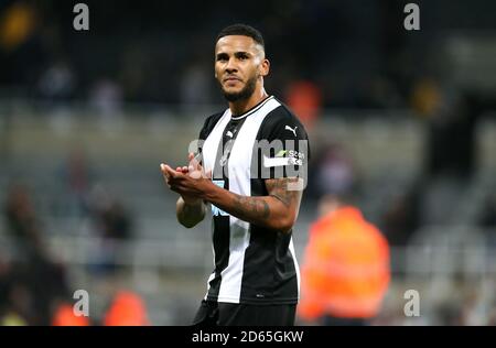 Die Newcastle United Jamaal Lascelles lobt die Fans nach dem Spiel Stockfoto