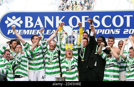 Celtic-Kapitän Neil Lennon hebt die Trophäe der Bank of Scotland Premier Division an. Stockfoto