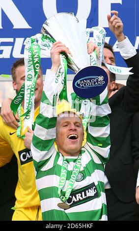 Celtic-Kapitän Neil Lennon hebt die Trophäe der Bank of Scotland Premier Division an. Stockfoto