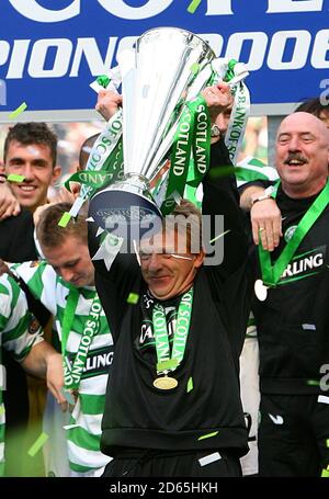 Celtic-Manager Gordon Strachan hebt die Trophäe der Bank of Scotland Premier Division an. Stockfoto