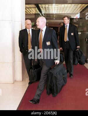 Peter Kenyon, Chief Executive von Manchester United (Mitte), Group MD David Gill (rechts) und Sir Bobby Charlton (links) verlassen das Mannschaftshotel, nachdem nach der Tragödie in den Vereinigten Staaten alle EM-Spiele abgesagt wurden Stockfoto