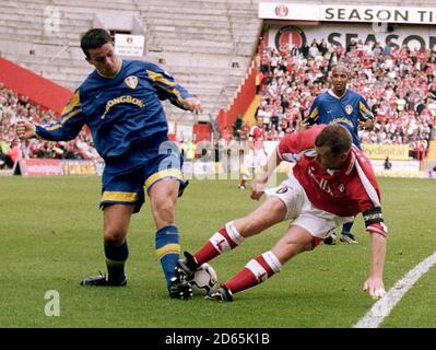 Charlton Athletic's Graham Stuart fliegt zweifüßig auf Leeds United Ian harte verdient sich eine rote Karte Stockfoto