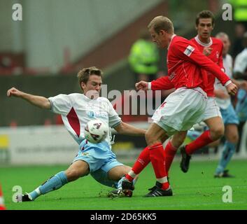 Jon Olav Hjelde von Nottingham Forest und Gareth Taylor von Burnley Für den Ball Stockfoto