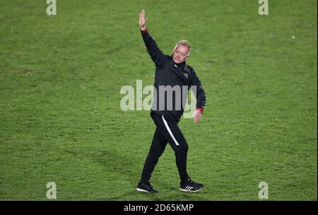 Southend United Hausmeister Gary Waddock flutet die Fans nach dem Spiel seiner Teams gegen Tranmere Rovers. Stockfoto