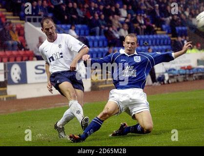 Ronald De Boer von den Rangers kreuzt mit Aufmerksamkeit von St Johnstone-Verteidigung Stockfoto