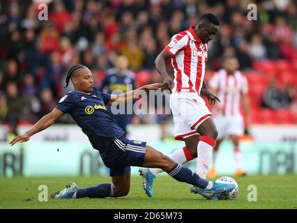 Peter Etebo von Stoke City und Fulhams Bobby Decordova-Reid kämpfen um den Ball Stockfoto