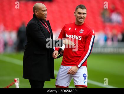 Stoke City-Witze Sam Vokes (rechts) mit dem ehemaligen Stoke City-Stürmer Chris Iwelumo während der Sky Bet Championship im BET365 Stadium Stockfoto