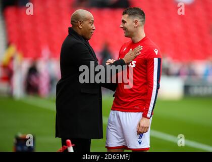 Stoke City-Witze Sam Vokes (rechts) mit dem ehemaligen Stoke City-Stürmer Chris Iwelumo während der Sky Bet Championship im BET365 Stadium Stockfoto