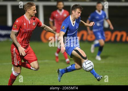 Byron Webster von Bromley in Aktion mit Hartlepool United's Rhys Oates während des Vanarama National League-Spiels zwischen Hartlepool United und Bromley im Victoria Park, Hartlepool am Dienstag, 13. Oktober 2020. (Quelle: Mark Fletcher, Mi News) Stockfoto