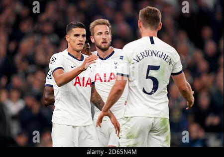 Erik Lamela (links) von Tottenham Hotspur feiert mit Harry Kane (Mitte) und Jan Vertonghen das vierte Tor seiner Seite Stockfoto