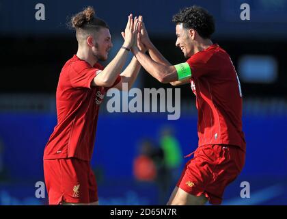 Liverpools Curtis Jones (rechts) feiert mit Teamkollege Harvey Elliott das zweite Tor seiner Seite Stockfoto