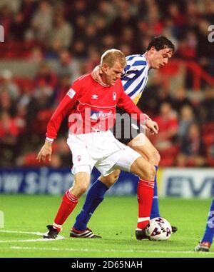 Jon Olav Hjelde von Nottingham Forest kämpft mit Gerald Sibon am Mittwoch in Sheffield Stockfoto