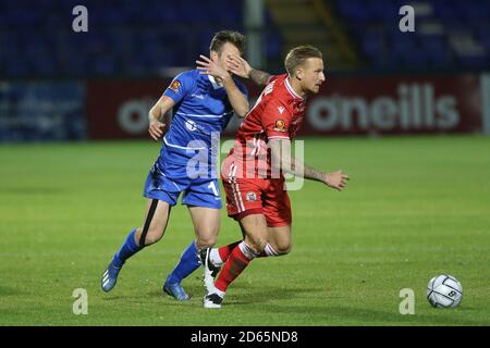 Bromley's Byron Webster in Aktion mit Hartlepool United's Rhys Oates während des Vanarama National League-Spiels zwischen Hartlepool United und Bromley im Victoria Park, Hartlepool am Dienstag, 13. Oktober 2020. (Quelle: Mark Fletcher, Mi News) Stockfoto