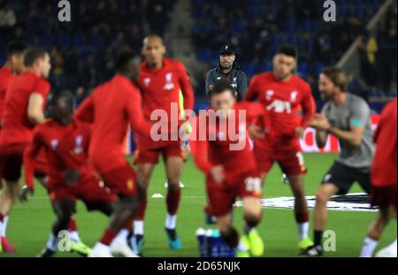 Liverpools Manager Jurgen Klopp beobachtet, wie sich sein Team nach dem Abpfiff aufwärmt Stockfoto