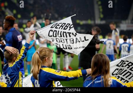 Maskottchen halten die Fahnen des Derby County Football Club fest, während die Spieler vor dem Spiel auf das Spielfeld gehen Stockfoto