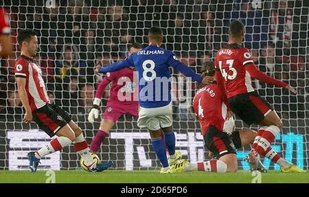 Leicester City-Youri Tielemans erzielt das zweite Tor seiner Seite Stockfoto