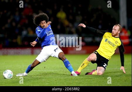 Die Kämpfe von Hamza Choudhury (links) und Burton Albion um den Ball im Liam Boyce Stockfoto