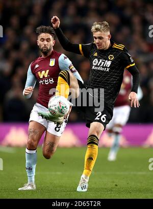 Henri Lansbury (links) von Aston Villa und Taylor Perry von Wolverhampton Wanderers Stockfoto