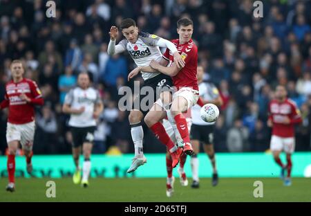 Tom Lawrence (links) von Derby County und Paddy McNair von Middlesbrough kämpfen in der Luft um den Ball Stockfoto