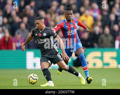 Leicester City kämpfen Youri Tielemans (links) und Wilfried Zaha von Crystal Palace um den Ball Stockfoto