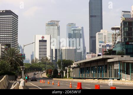 Jakarta / Indonesien - 5. September 2020. Blick auf die Stadt Jakarta an einem Sonntag in einer Atmosphäre der großen sozialen Distanzierung, eine leere Straße. Stockfoto