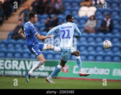 Der Amadou Bakayoko von Coventry City wird von Luke Prosser von Colchester United während des Spiels der Sky Bet League One im JobServe Community Stadium, Colchester, Essex, herausgefordert. Stockfoto