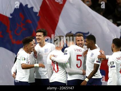 Englands Harry Kane (dritte rechts) Feiert Scoring seiner Seiten drittes Tor des Spiels mit Teamkollegen Stockfoto