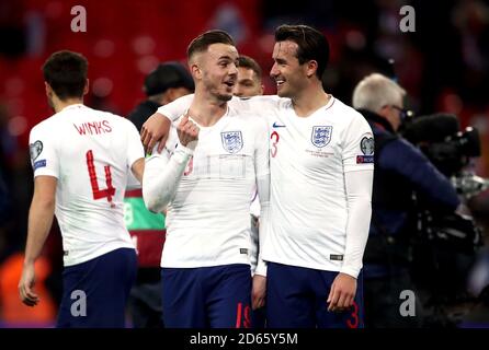 Englands James Maddison (links) und Ben Chilwell feiern ihren Sieg nach dem Schlusspfiff Stockfoto