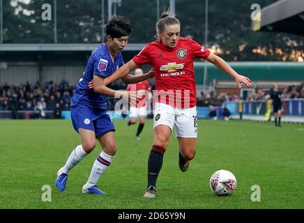 Chelseas Ji So-Yun (links) und Manchester United's Kirsty Hanson Stockfoto