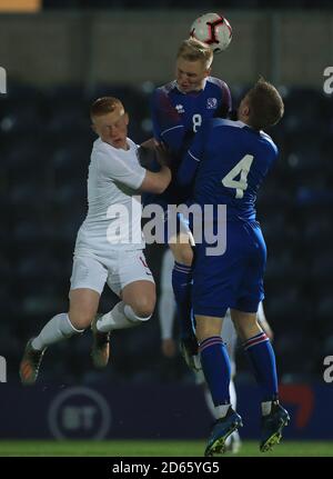 Englands Matty Longstaff und Islands Daniel Hafsteinsson und Torfi Timoteus Gunnarsson Stockfoto