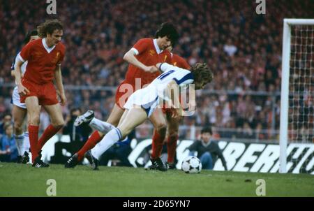 Ein Spieler des Club Brugge versucht, an Liverpools Alan Hansen zu vorbeikommen Stockfoto