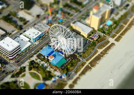 Tilt Shift, Luftaufnahme des Myrtle Beach Skywheel und Boardwalk Stockfoto