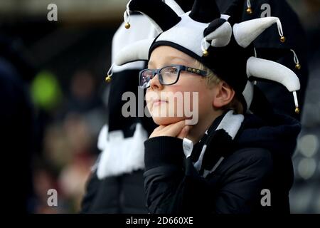 Ein junger Derby County Fan auf den Tribünen vor Spielbeginn Stockfoto