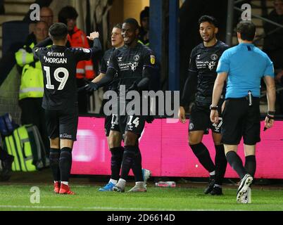 Jonathan Leko (Center) von Charlton Athletic feiert mit Albie Morgan das erste Tor seiner Seite Stockfoto