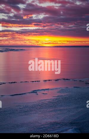 Farbenfrohe und wunderschöne Sonnenuntergänge über dem Plattensee in Ungarn Winterzeit Stockfoto