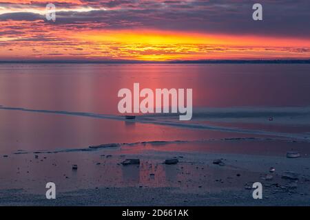 Farbenfrohe und wunderschöne Sonnenuntergänge über dem Plattensee in Ungarn Winterzeit Stockfoto