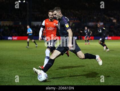 Andrew Shinnie (links) von Luton Town und Ben Purrington von Charlton Athletic im Einsatz Stockfoto