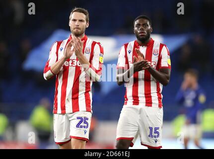 Nick Powell (links) von Stoke City und Bruno Martins Rahmen des Schlusspfiffs applaudieren den Fans Stockfoto