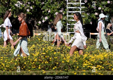 Lissabon, Portugal. Oktober 2020. Models präsentieren Kreationen die portugiesische Modedesignerin Carolina Machado während der Lisbon Fashion Week - ModaLisboa Frühjahr/Sommer 2021 in Lissabon, Portugal am 11. Oktober 2020. Quelle: Pedro Fiuza/ZUMA Wire/Alamy Live News Stockfoto