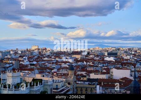 Blick vom Circulo de bellas artes über die Dächer in Richtung Berge, Madrid, Spanien, September 2020 Stockfoto