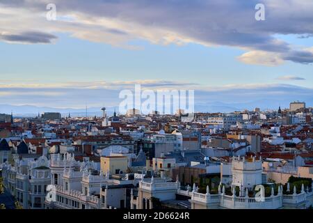 Blick vom Circulo de bellas artes über die Dächer in Richtung Berge, Madrid, Spanien, September 2020 Stockfoto