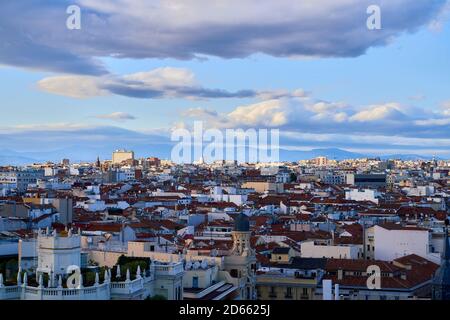 Blick vom Circulo de bellas artes über die Dächer in Richtung Berge, Madrid, Spanien, September 2020 Stockfoto