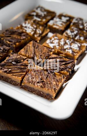 Tablett mit ausgefallenen frisch gebackenen Brownies mit Frostwirbeln Stockfoto