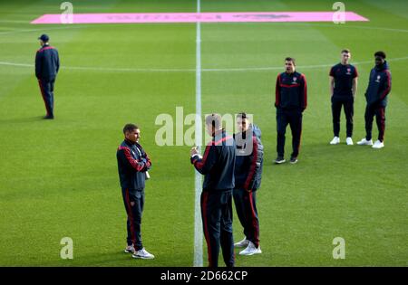 Arsenal-Spieler inspizieren das Spielfeld vor Spielbeginn Stockfoto